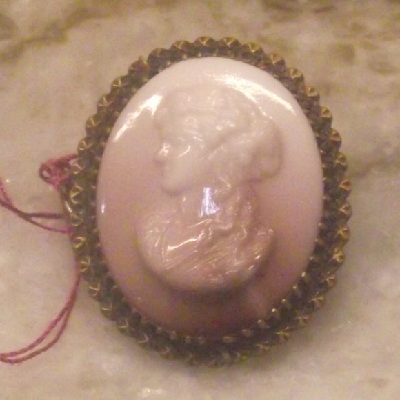 Pink cameo pin #3 - Picture 1 of 3